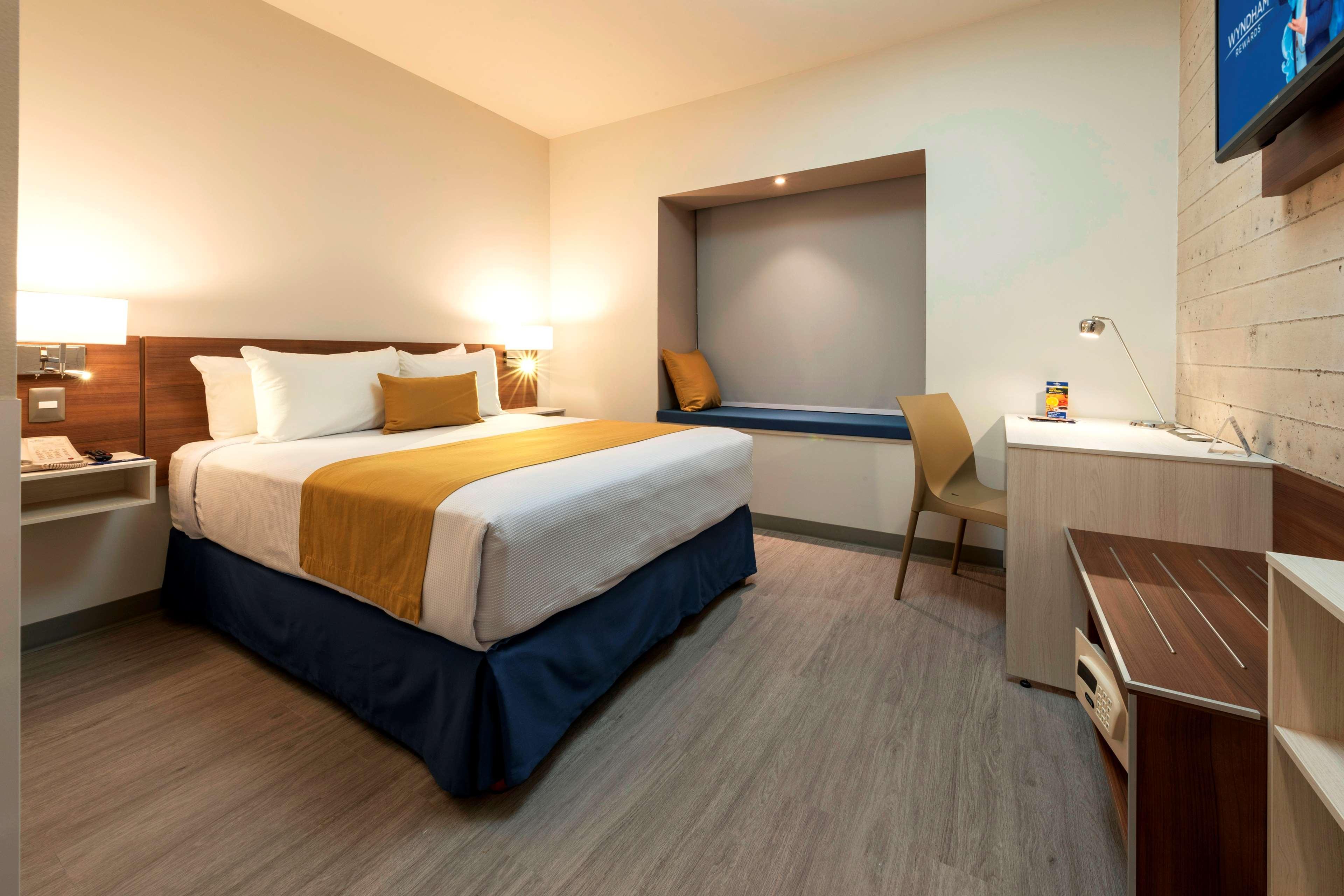 Microtel Inn & Suites By Wyndham San Luis Potosí Exteriör bild