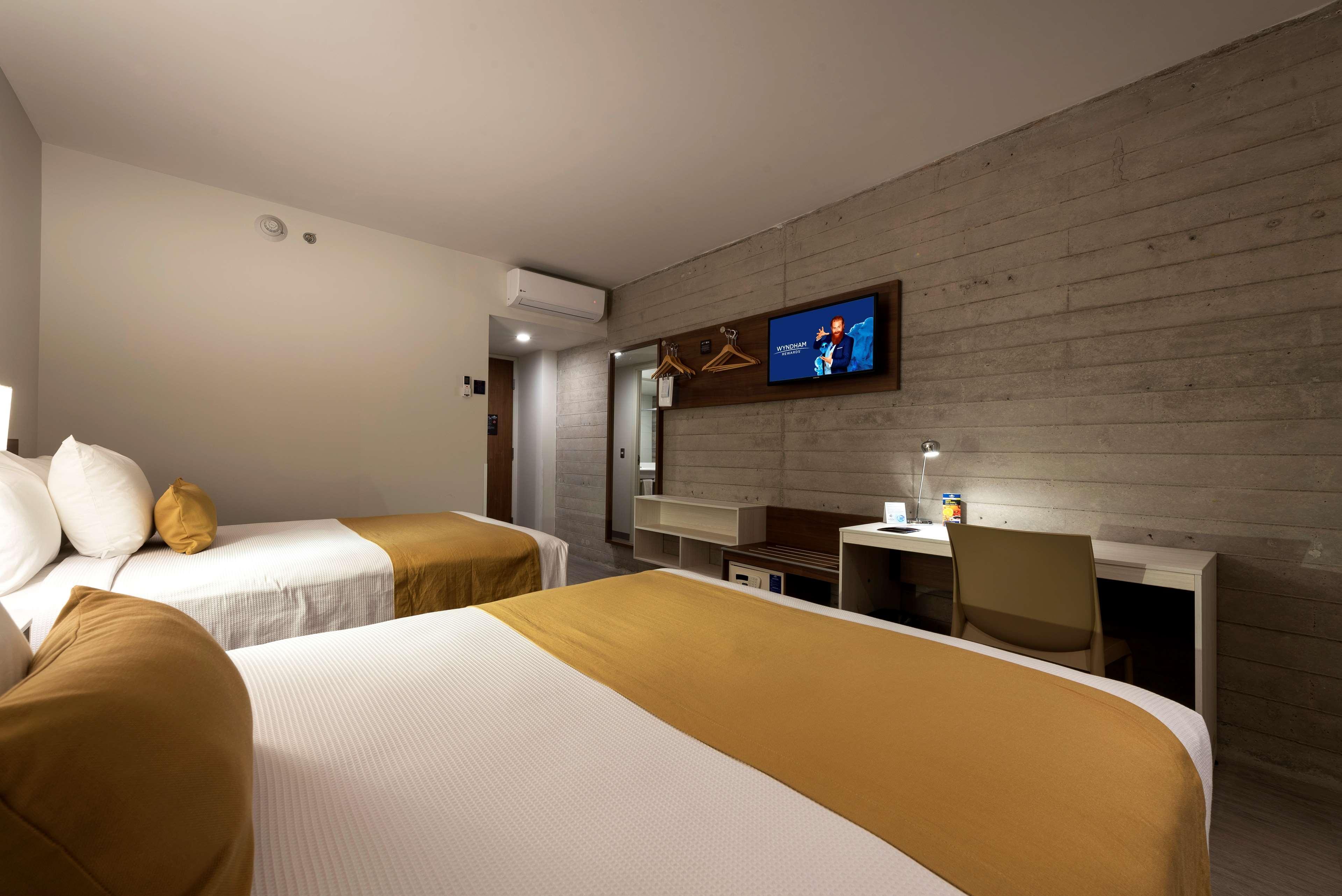 Microtel Inn & Suites By Wyndham San Luis Potosí Exteriör bild