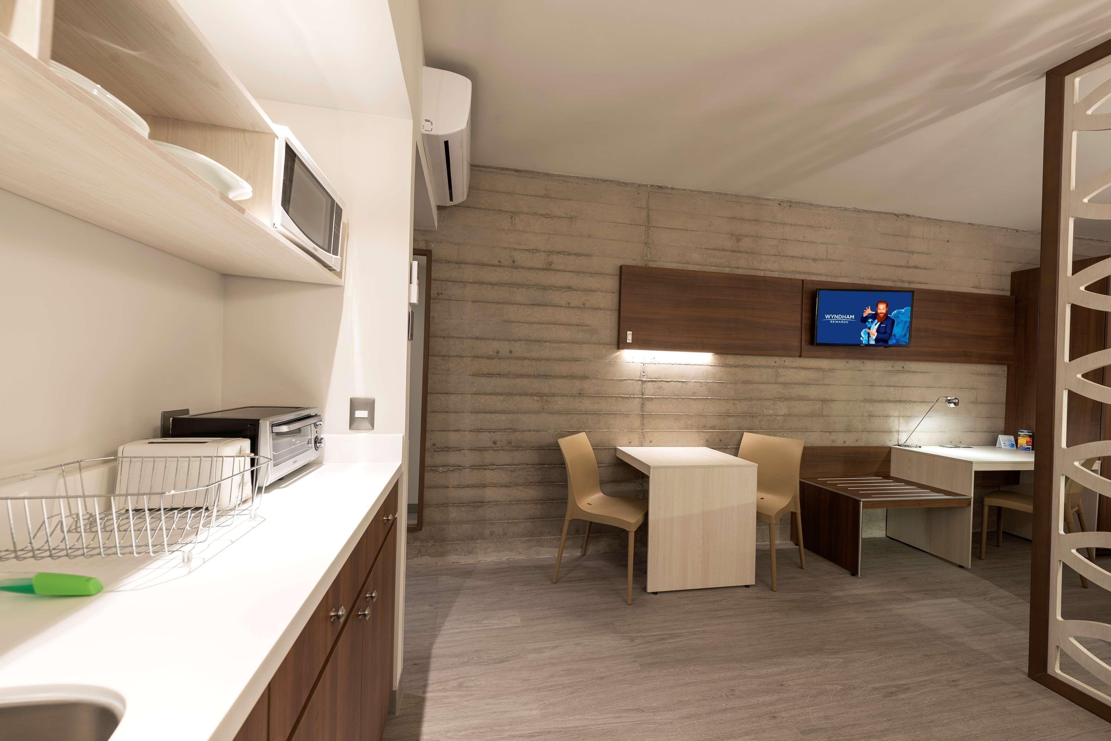 Microtel Inn & Suites By Wyndham San Luis Potosí Exteriör bild