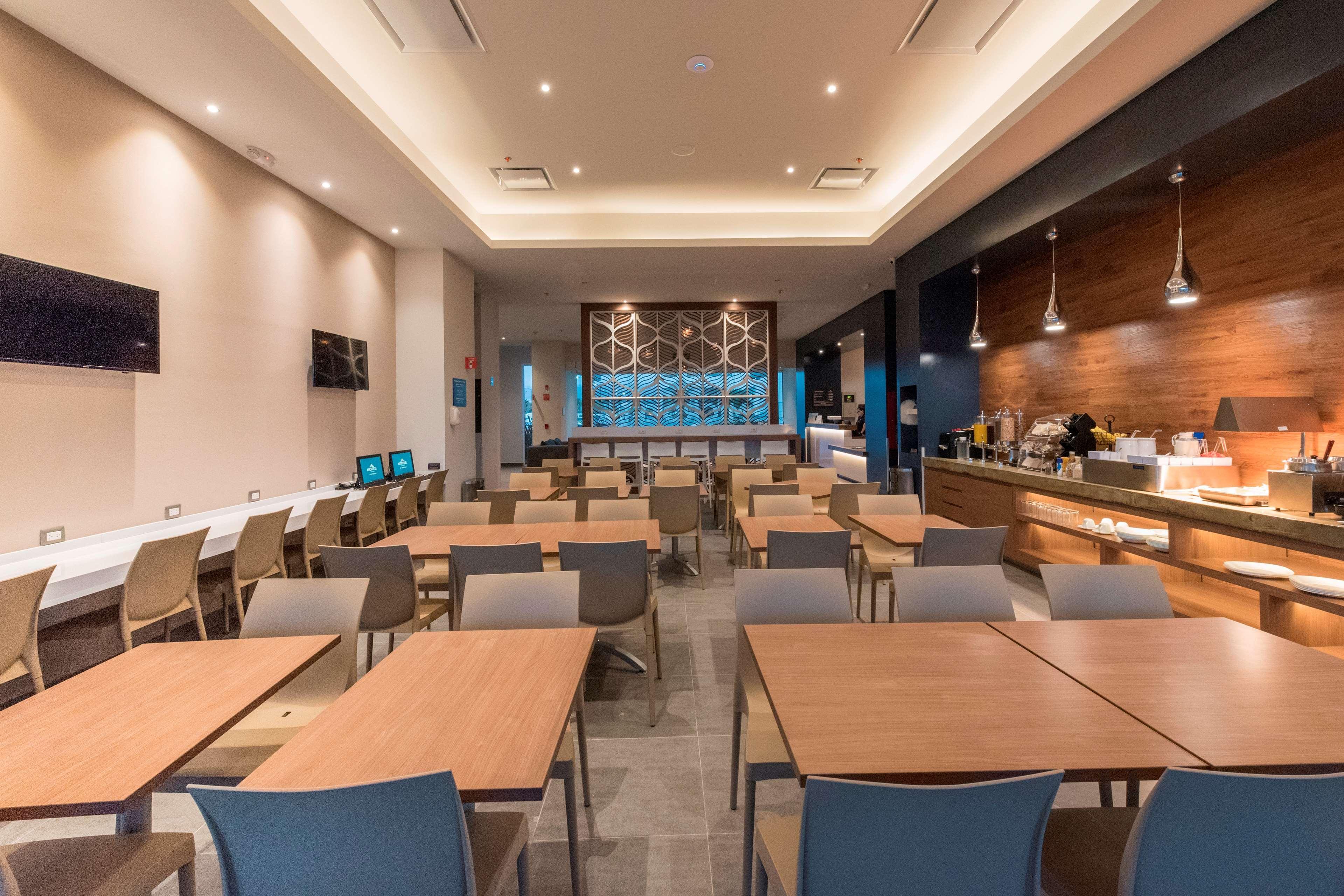 Microtel Inn & Suites By Wyndham San Luis Potosí Exteriör bild