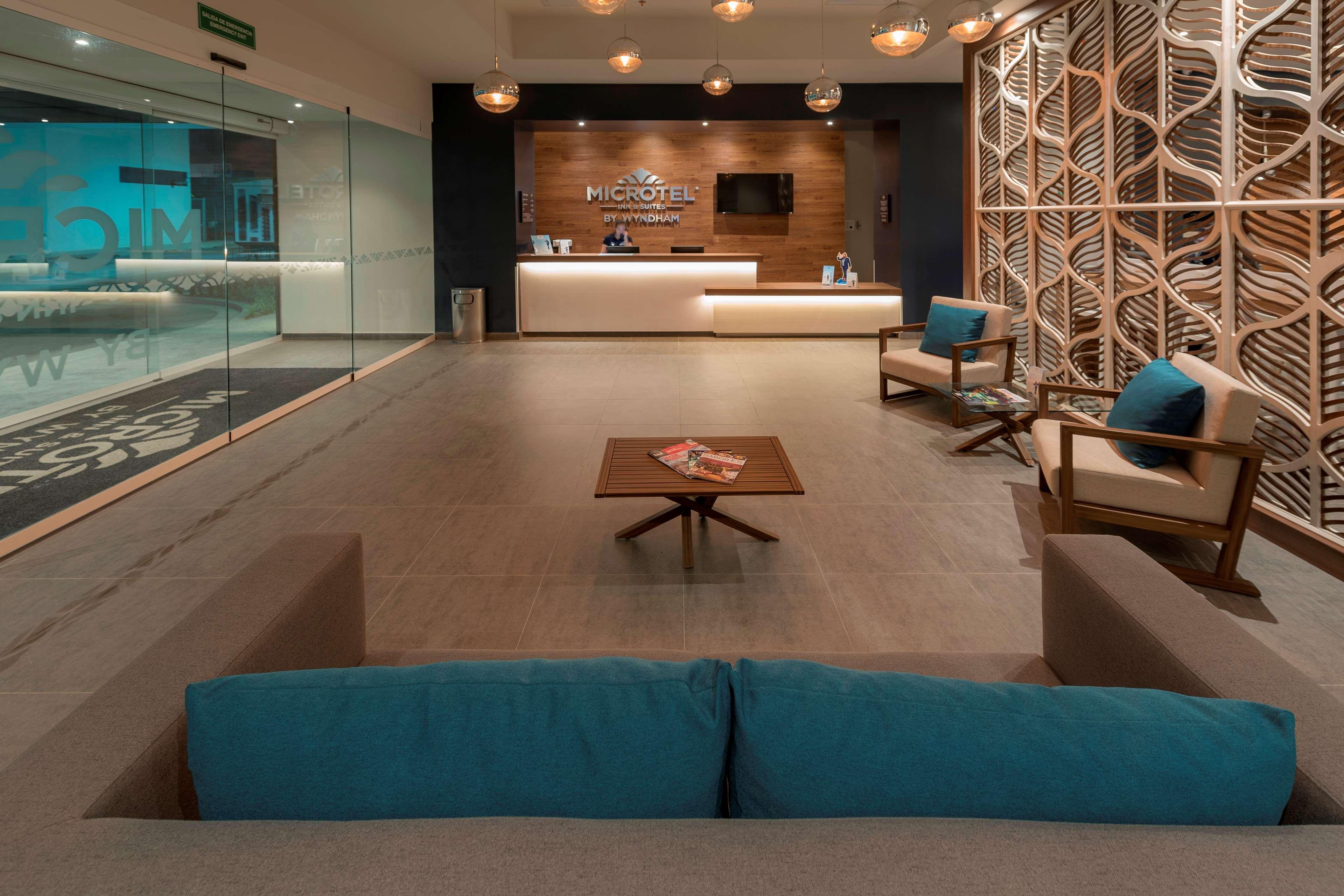 Microtel Inn & Suites By Wyndham San Luis Potosí Exteriör bild