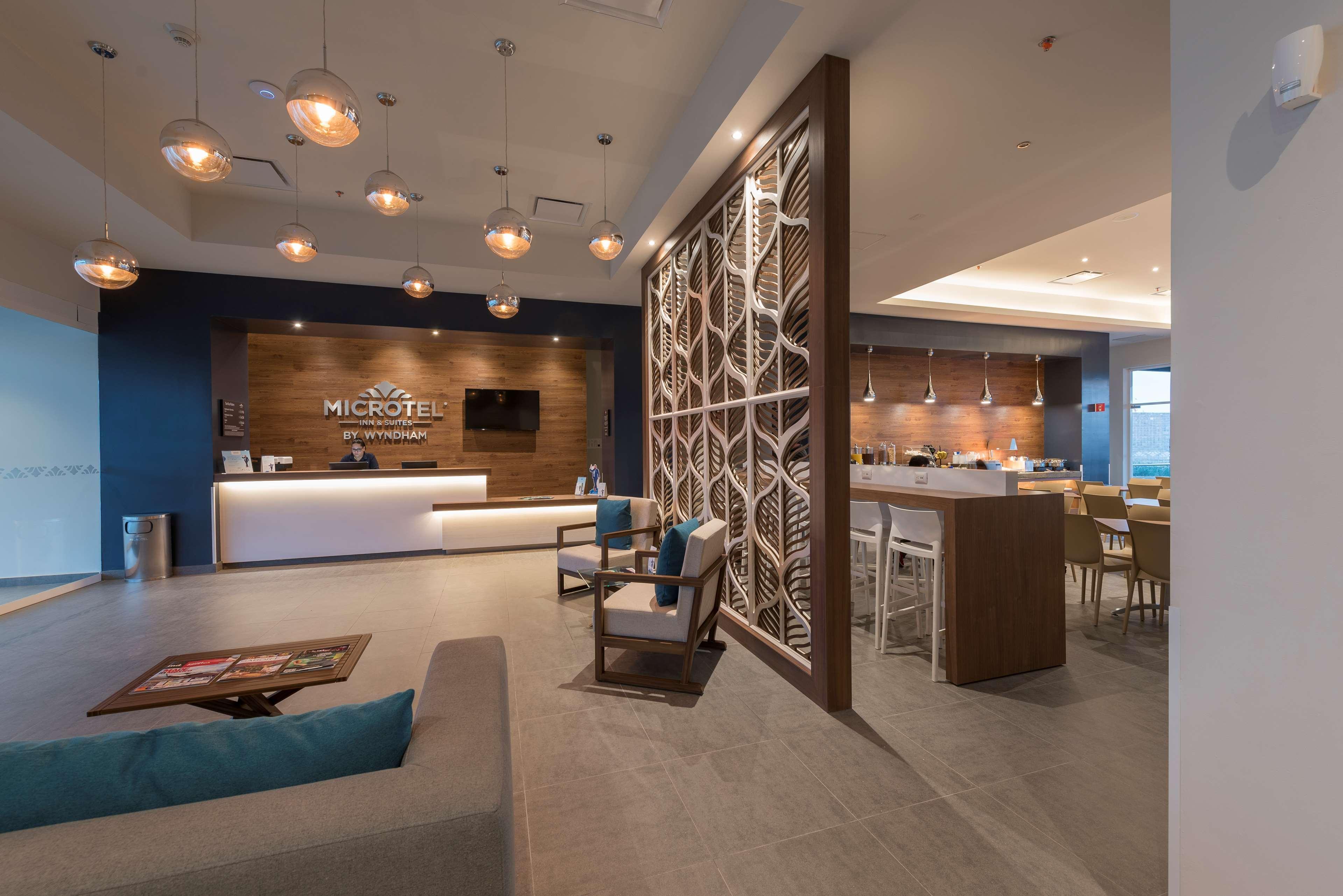 Microtel Inn & Suites By Wyndham San Luis Potosí Exteriör bild