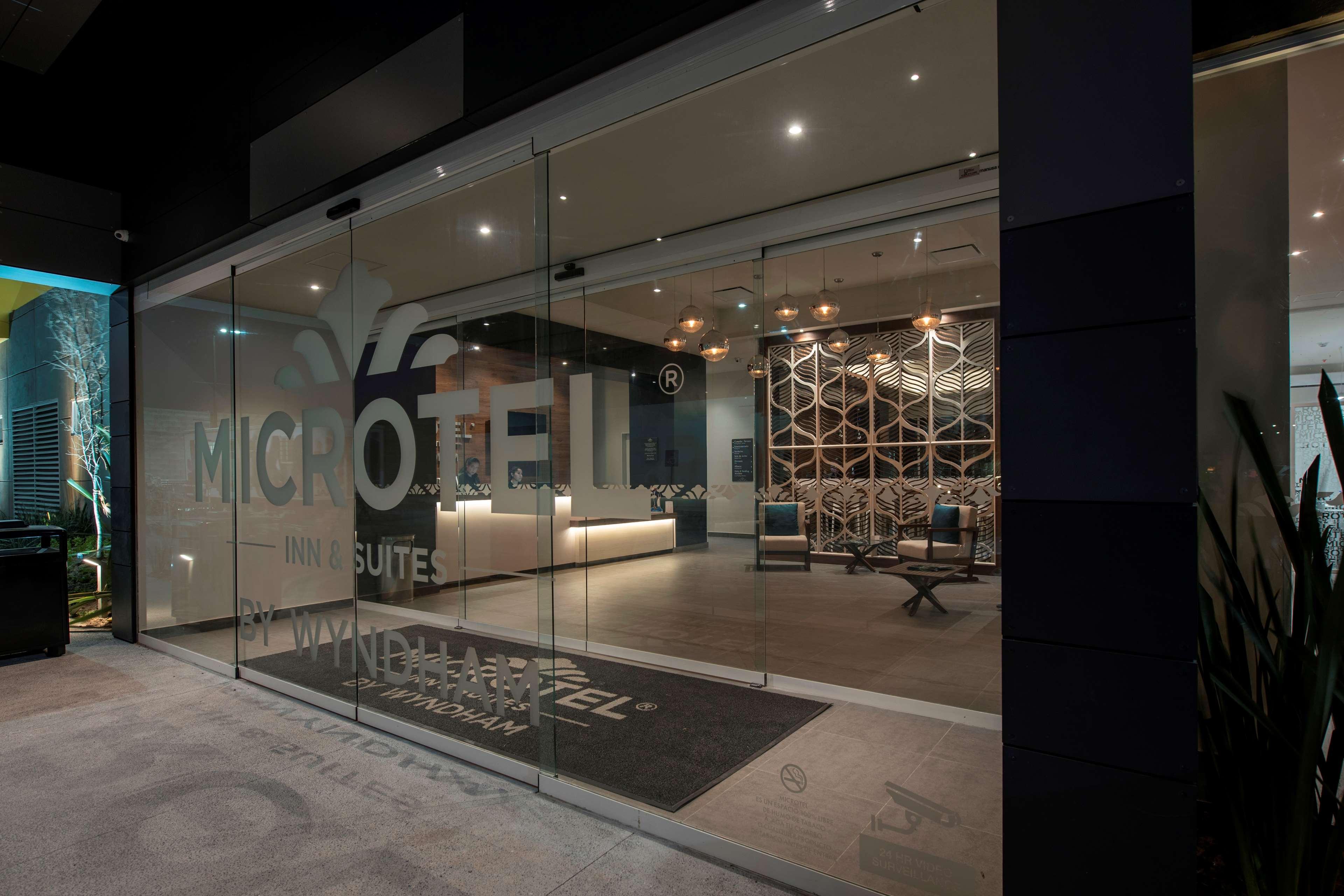 Microtel Inn & Suites By Wyndham San Luis Potosí Exteriör bild