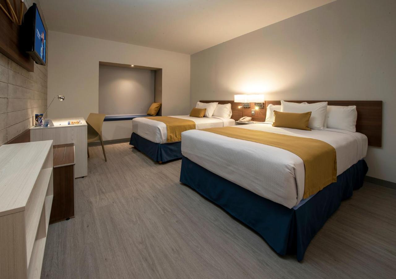 Microtel Inn & Suites By Wyndham San Luis Potosí Exteriör bild